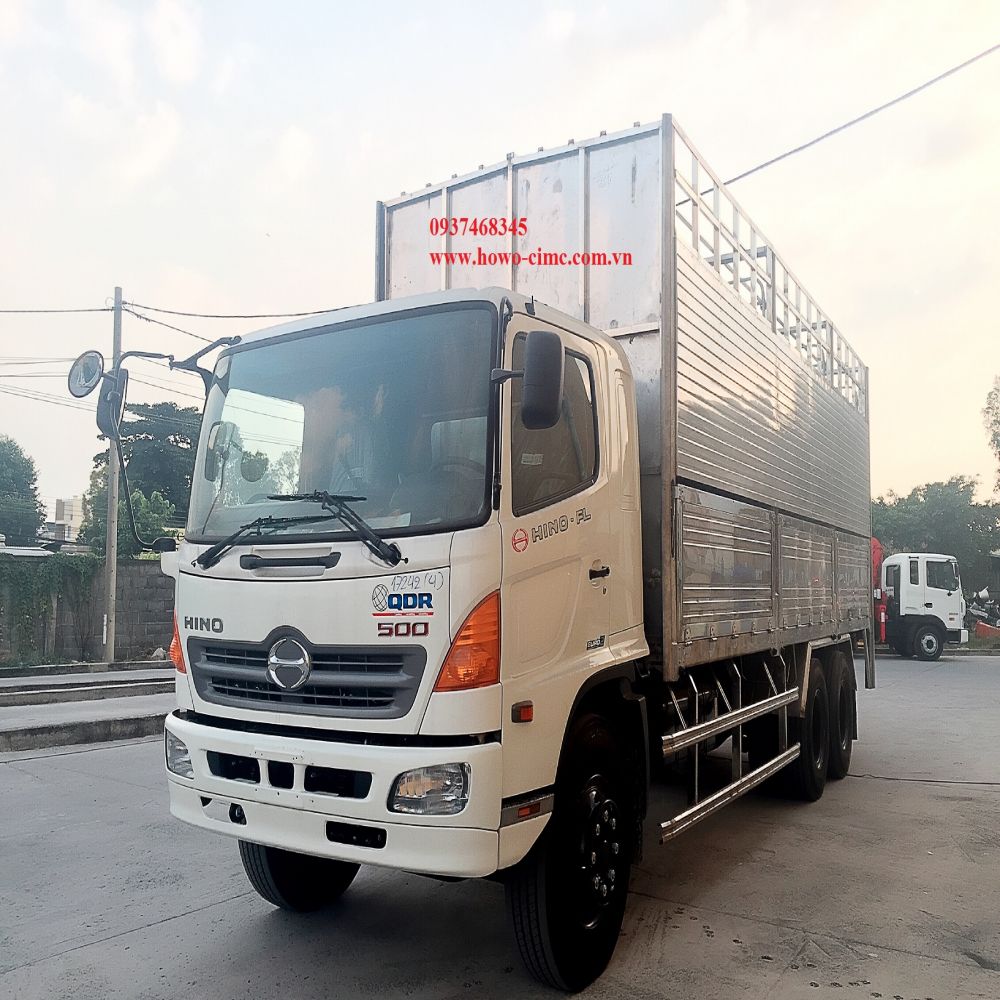 Xe Hino chở heo